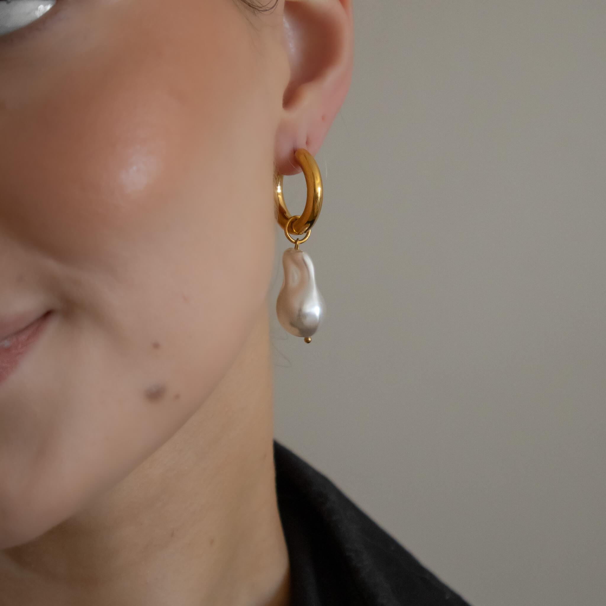 Baroque pearl and 18k gold-plated earring worn with a neutral outfit, styled for everyday elegance
